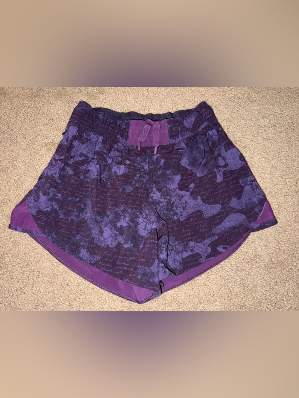 RARE Lululemon Go the Distance Short 5” Size 4 PURPLE Manifesto Script Camo